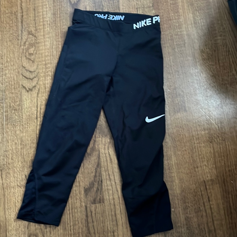 black nike pro capri leggings